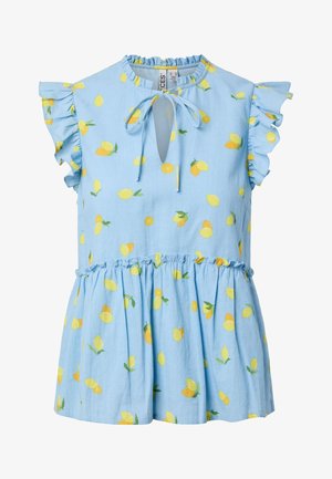 Blouse sans manches bleu clair avec manches volantes, imprimé citron, encolure goutte d'eau et détail noué au cou.