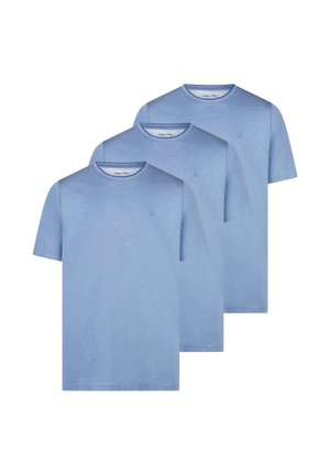 Drie effen lichtblauwe T-shirts met korte mouwen en een ronde hals, overlappend gerangschikt en weergegeven op een witte achtergrond.