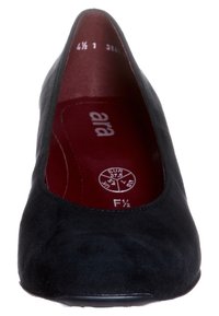 Escarpins en daim noir avec un bout arrondi et un petit talon. L'intérieur est doté d'une doublure rouge avec des informations de taille. Texture lisse, design minimaliste.