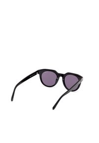 Ochelari de soare din plastic negru, cu rame rotunde și lentile purpurii. Caracteristicile includ brațe negre elegante și accente de hardware argintiu.