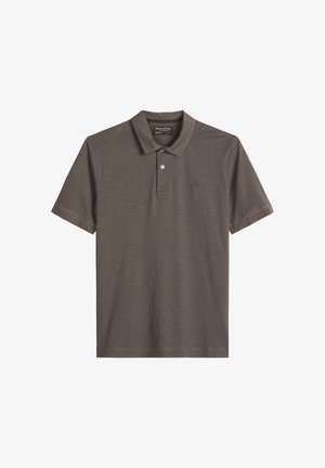 Bruine poloshirt met korte mouwen, voorzien van een knoopsluiting met twee knopen en een subtiel geborduurd logo op de linkerborst.