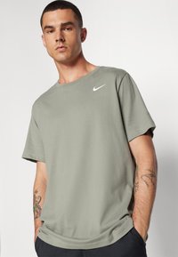 Nike Performance CREW SOLID - Sports T-shirts - dark stucco