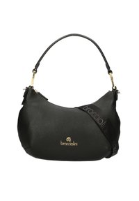 Zwarte leren handtas met een gladde textuur, gebogen vorm en een afneembare schouderband met een logo. Gouden branding op de voorkant.