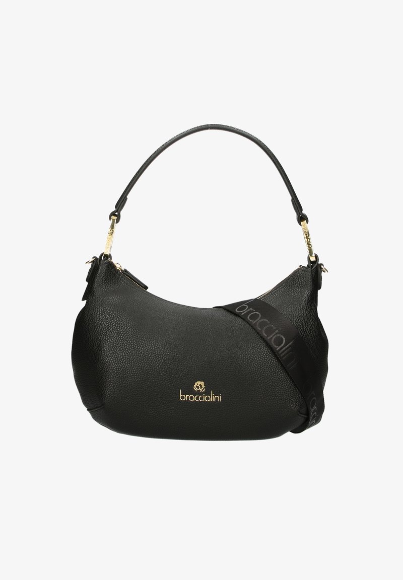 Zwarte leren handtas met een gladde textuur, gebogen vorm en een afneembare schouderband met een logo. Gouden branding op de voorkant.