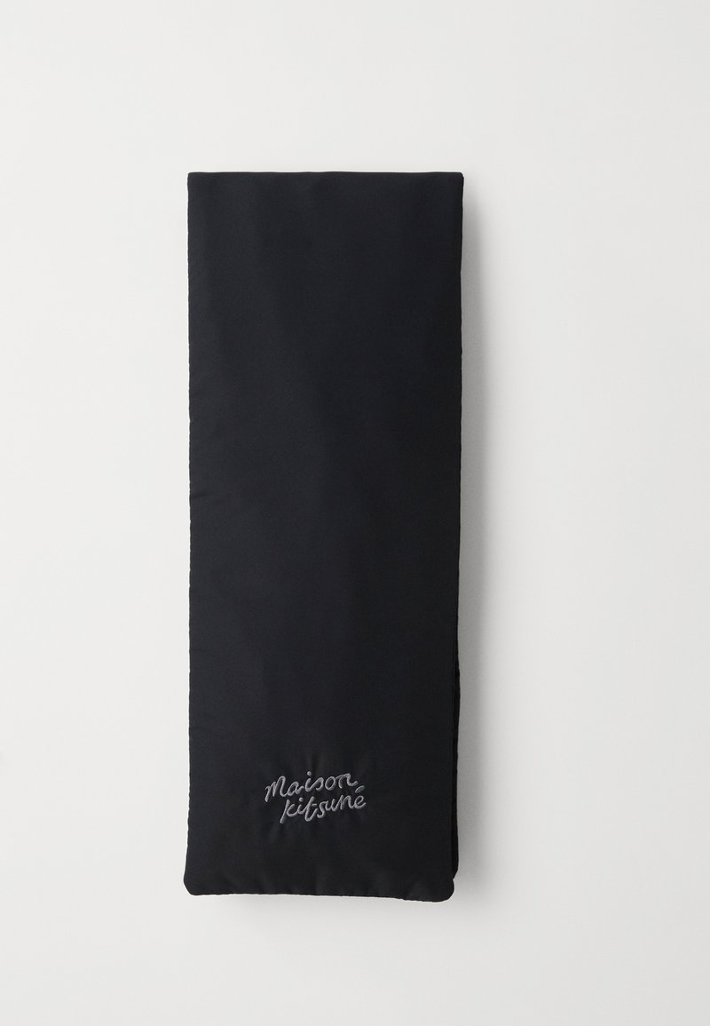 Musta suorakulmainen huivi, joka on valmistettu pehmeästä kankaasta ja siinä on sileä pinta. Huivissa on toisessa päässä harmaalla brodeerattu "Maison Kitsuné" -logo.
