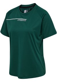 Camiseta atlética verde hecha de un tejido transpirable. Presenta un escote redondeado, mangas cortas y detalles del logo en blanco a lo largo del pecho.