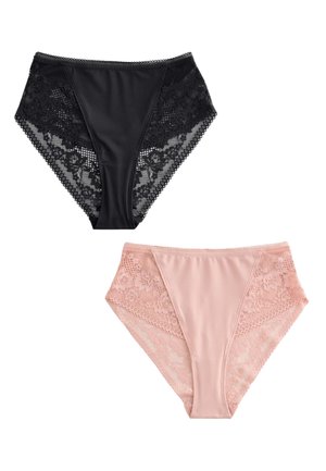 Dos bragas de mujer con encaje, una negra y otra rosa clara, colocadas planas sobre un fondo blanco.