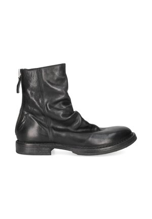Bottine noire en cuir avec fermeture éclair latérale, tige plissée, bout arrondi et petit talon empilé, vue de profil sur fond blanc.