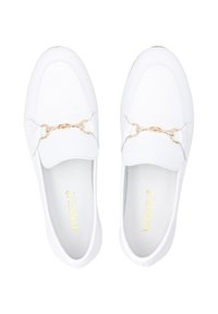 Witte loafers van glad leer met een gouden kettingaccent over de bovenkant. Ronde neus en minimalistisch design met subtiele stikdetails.