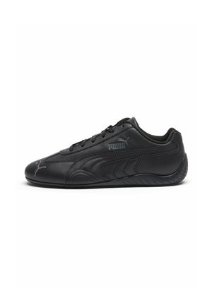 Sort lavtop Puma sneaker med glat læderoverdel, side Puma-logo og snørelukning, vist i profil på hvid baggrund.