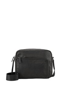 Čierna kožená crossbody taška s hladkým povrchom, predná vrecko na zips, nastaviteľný popruh a embosované logo značky na boku.