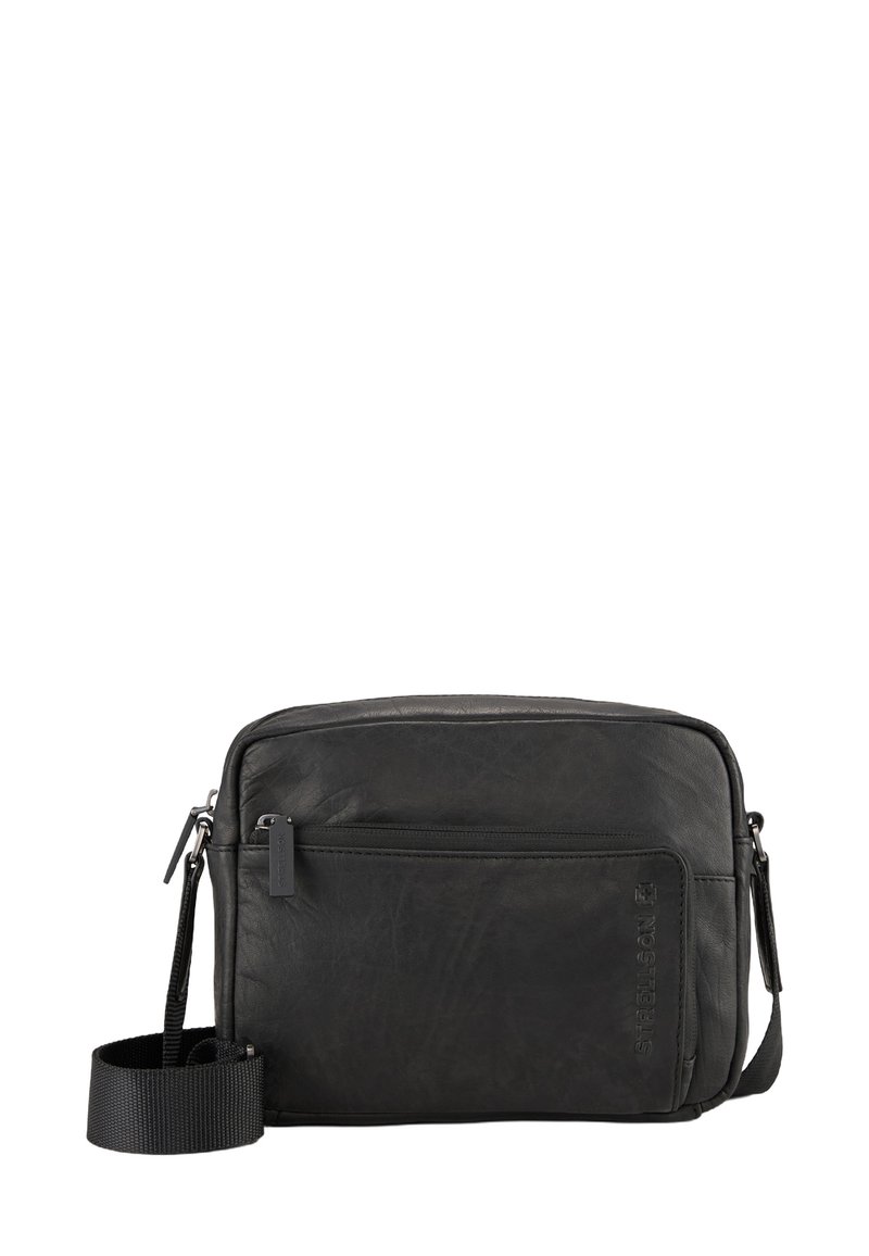 Čierna kožená crossbody taška s hladkým povrchom, predná vrecko na zips, nastaviteľný popruh a embosované logo značky na boku.