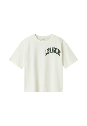 T-shirt en coton blanc avec col rond et manches courtes, présentant un imprimé courbé "LOS ANGELES" en vert foncé. Coupe simple et décontractée.