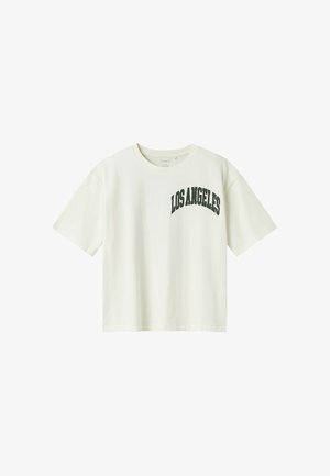 T-shirt en coton blanc avec col rond et manches courtes, présentant un imprimé courbé "LOS ANGELES" en vert foncé. Coupe simple et décontractée.