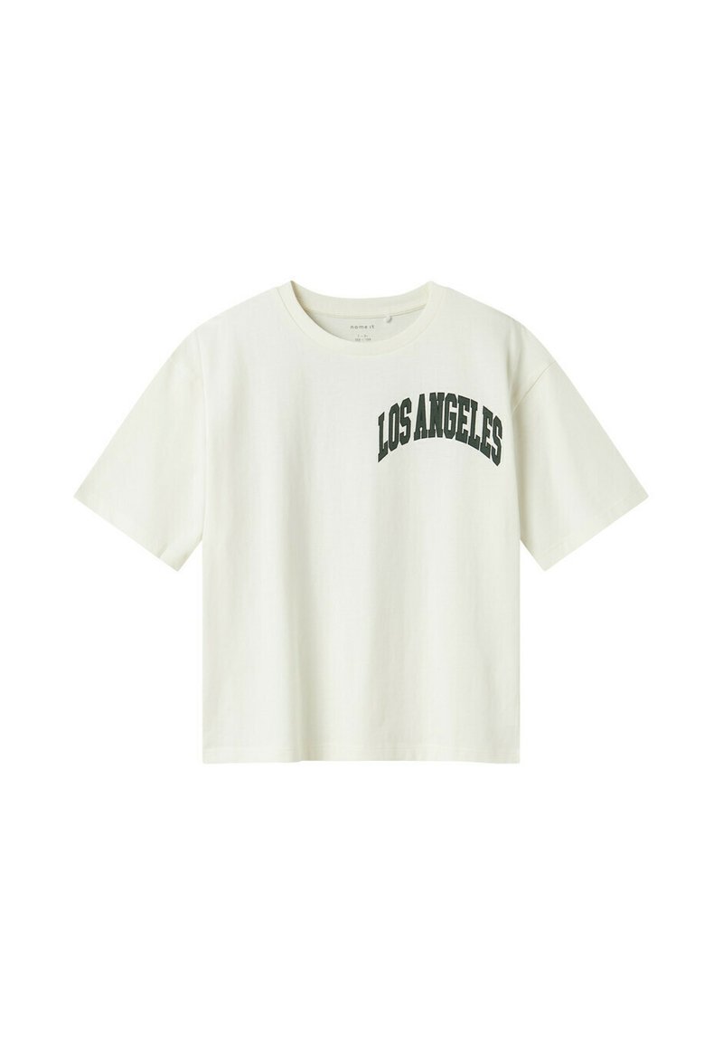 T-shirt en coton blanc avec col rond et manches courtes, présentant un imprimé courbé "LOS ANGELES" en vert foncé. Coupe simple et décontractée.