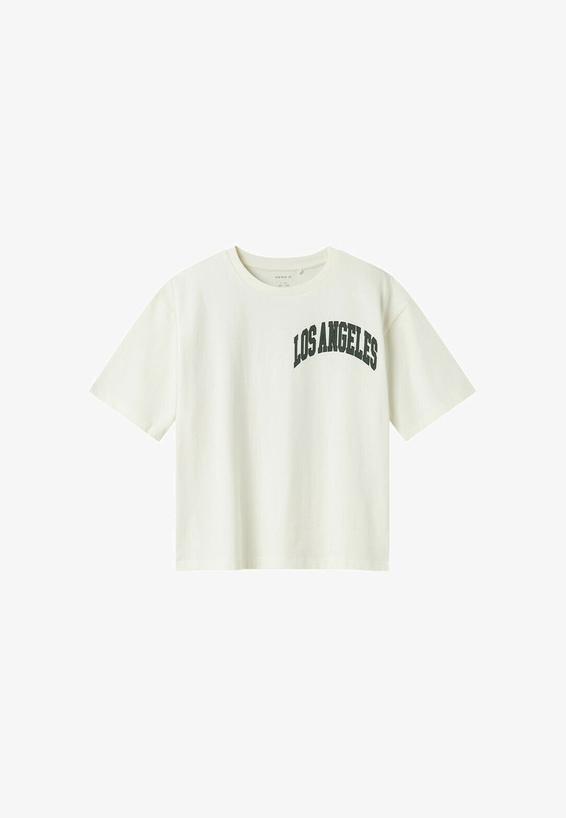 T-shirt en coton blanc avec col rond et manches courtes, présentant un imprimé courbé "LOS ANGELES" en vert foncé. Coupe simple et décontractée.