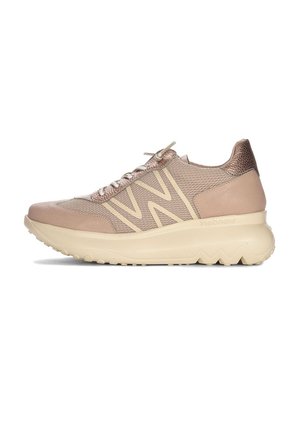 Zapatillas de cordones en beige y rosa suave, con una parte superior de malla, acentos texturizados, una suela gruesa y un prominente logo 'W' en el lateral.