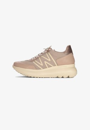Zapatillas de cordones en beige y rosa suave, con una parte superior de malla, acentos texturizados, una suela gruesa y un prominente logo 'W' en el lateral.