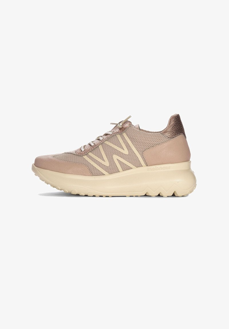 Zapatillas de cordones en beige y rosa suave, con una parte superior de malla, acentos texturizados, una suela gruesa y un prominente logo 'W' en el lateral.