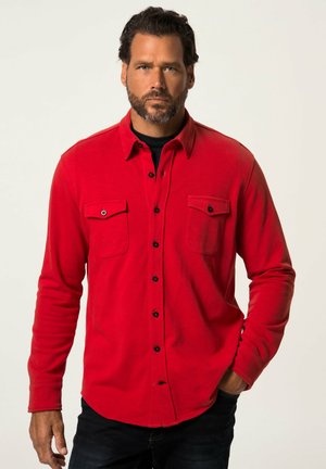 Camisa de franela roja con botones, cuello, dos bolsillos en el pecho y botones negros. Confeccionada en un tejido suave con un corte estructurado.