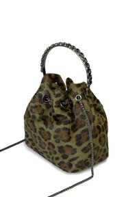 Borsa a sacco con stampa leopardata realizzata in morbida pelliccia sintetica verde e marrone, con manico a catena argentata e tracolla.