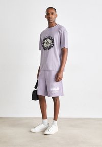 HUGO NOMARIO - Pantaloni de trening - open purple