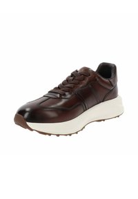 Donkerbruine leren sneaker met een dikke witte zool en bijpassende brown veters, in een hoek gepositioneerd om zij- en voorkantdetails te tonen.