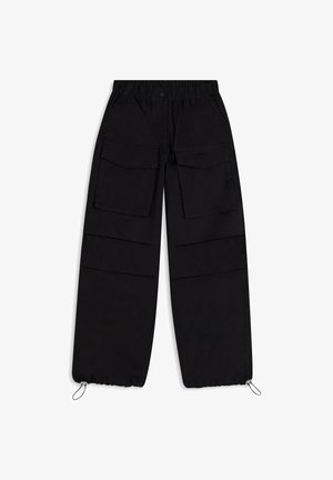 Pantaloni cargo neri realizzati in un tessuto resistente, con vita elasticizzata, molteplici tasche frontali e orli regolabili con stringhe.
