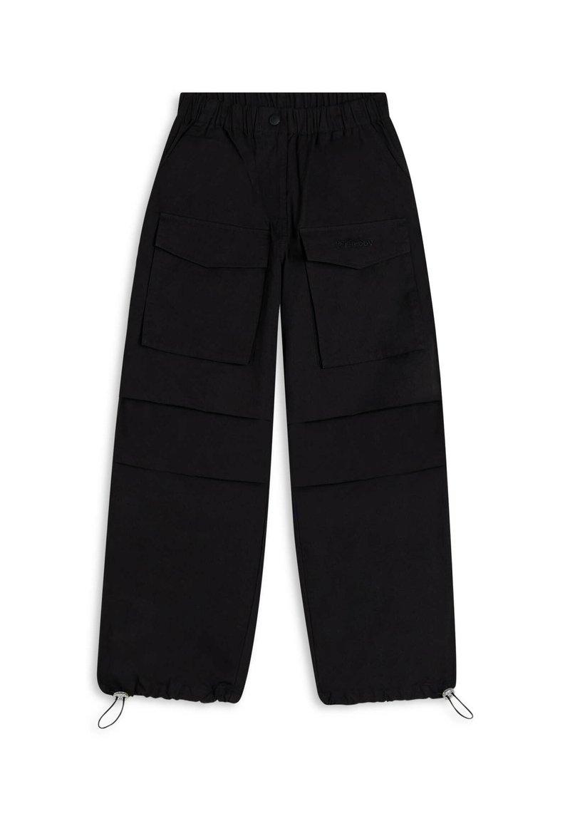 Pantalones cargo negros hechos de tejido resistente, con una cinturilla elástica, múltiples bolsillos frontales y dobladillos ajustables con cordón.