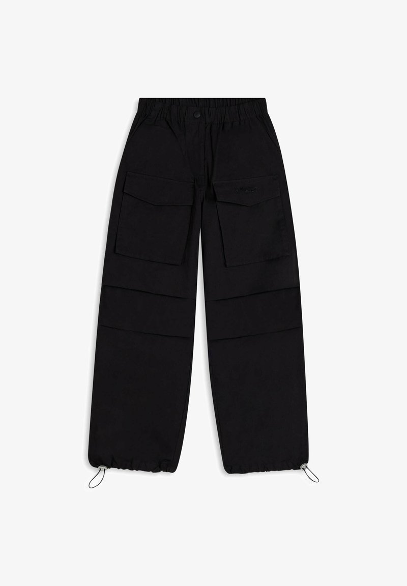 Pantalones cargo negros hechos de tejido resistente, con una cinturilla elástica, múltiples bolsillos frontales y dobladillos ajustables con cordón.
