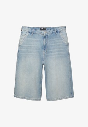 Vaaleansiniset farkkushortsit suoralla leikkauksella, viiden taskun suunnittelulla ja erottuvalla ompeleella. Varustettu nappi- ja vetskari-kiinnityksellä.