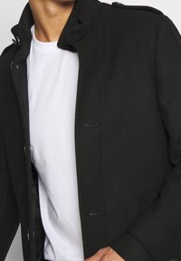 Isaac Dewhirst Mantel - black