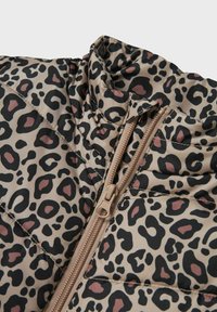 Chaqueta acolchada de estampado de leopardo en beige, con manchas negras y rosas, con un cuello alto y un detalle de cremallera beige. Diseño acolchado texturizado.