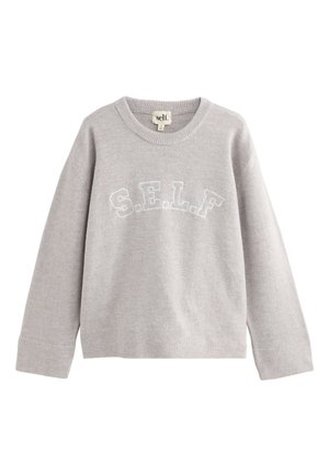 Lysegrå langærmet trøje med rund hals og ribkanter ved ærmer og bund, med hvidt broderet "S.E.L.F"-tekst på forsiden.