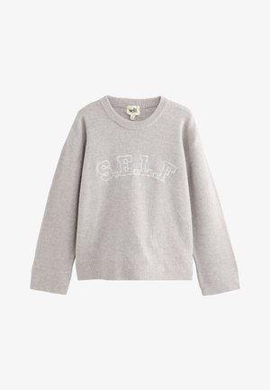 Světle šedý svetr s dlouhým rukávem a kulatým výstřihem s žebrovanými manžetami a lemem, s bílým vyšitým nápisem „S.E.L.F“ na přední straně.