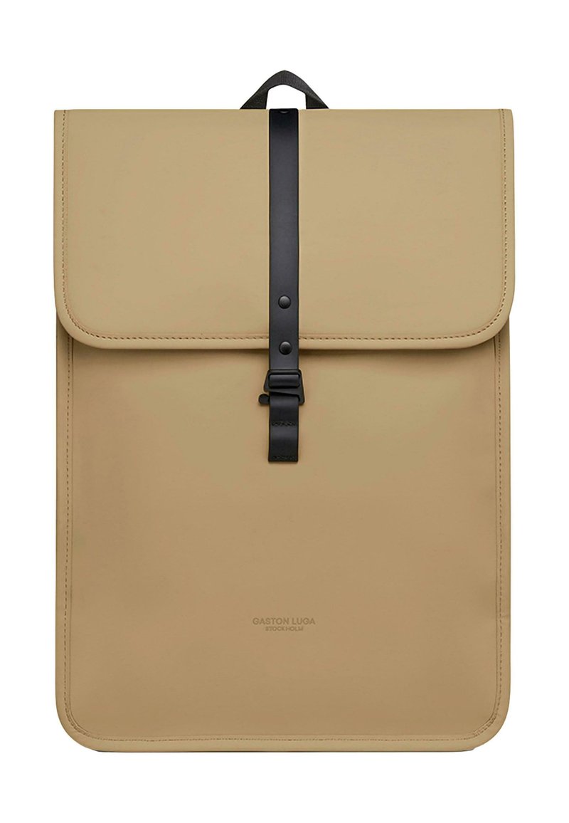 Zaino rettangolare tan realizzato in materiale liscio, con una fascia nera e un design minimalista. Il logo del marchio è impresso nella parte inferiore.