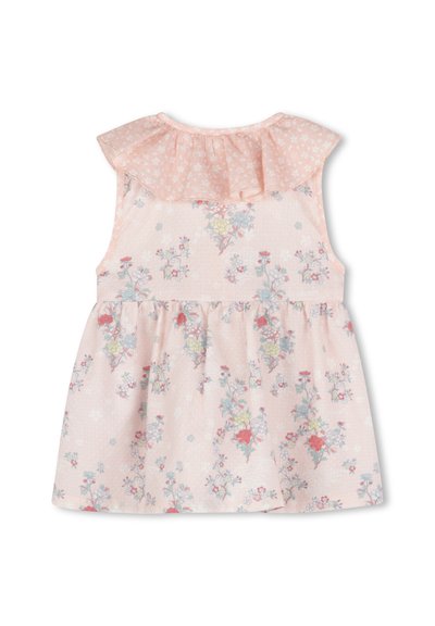 Robe florale rose avec un décolleté froncé, sans manches et une taille froncée. Le tissu présente un motif texturé subtil et des couleurs pastel.