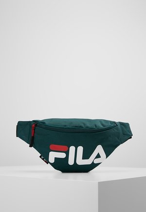 Ciemnozielona nerka Fila z przednim zamkiem błyskawicznym i dużym białym i czerwonym logo Fila, prezentowana na białym cokole na szarym tle.