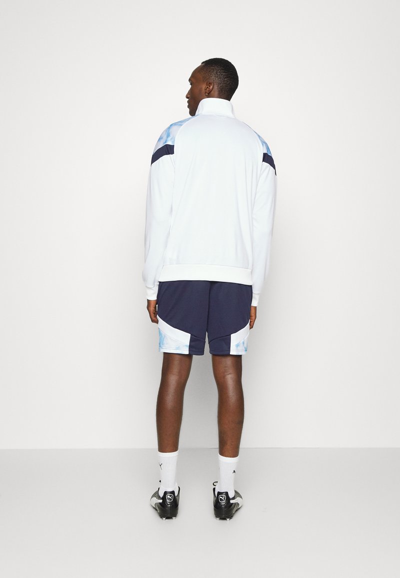 Herren Shirts | Puma MANCHESTER CITY FC ICONIC MCS kurze Sporthose dark blue, white/dunkelblau - XM97557 Herren Shirts | Puma MANCHESTER CITY FC ICONIC MCS kurze Sporthose dark blue, white/dunkelblau - XM97557