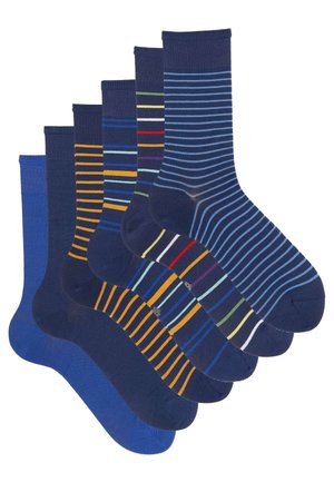 Sei paia di calzini da uomo in tonalità di blu, inclusi modelli tinta unita e varie righe orizzontali in più colori.