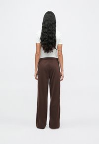 adidas Originals FIREBIRD LOOSE - Donji dijelovi trenirke - auburn/cream white