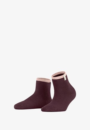 Chaussettes de cheville en coton de couleur bourgogne foncé avec une texture côtelée et un bord festonné rose clair. Présente une petite étiquette de marque sur une chaussette.