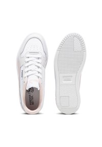 Scarpe da ginnastica bianche con tomaia in pelle liscia, linguetta in rete, dettagli rosa chiaro e suola in gomma testurizzata. Presentano dettagli perforati.