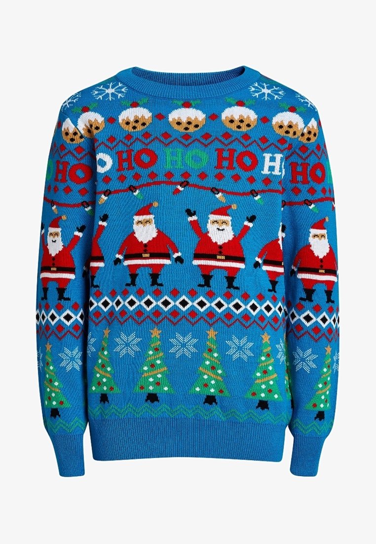 Pull de Noël bleu avec des motifs répétés de Père Noël, d'arbres de Noël, de flocons de neige, de puddings de Noël et le texte "HO HO HO".
