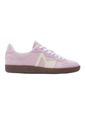 Baskets basses en daim rose avec lacets blancs, détail latéral en zigzag crème et semelle en caoutchouc marron texturée, vues de profil.