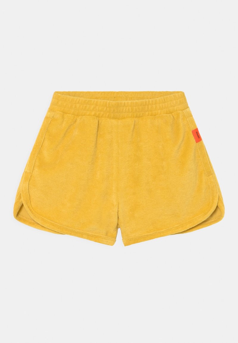 Shorts jaunes en tissu éponge avec taille élastique, poches latérales et petite étiquette rouge sur la couture latérale droite.