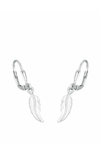 Silver hoops med hängande fjäderformade charm, som har detaljerade ådror på fjädrarna.