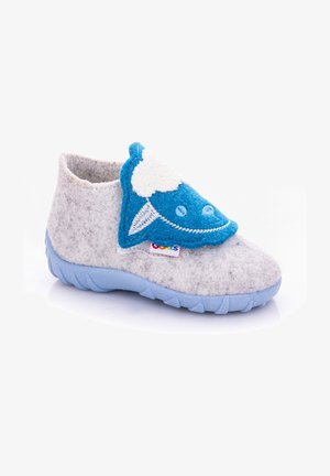 Szare filcowe kapcie z niebieskim akcentem w kształcie wieloryba. Niebieska gumowa podeszwa, miękka tekstura i wysokość do kostki dla komfortu i ciepła.
