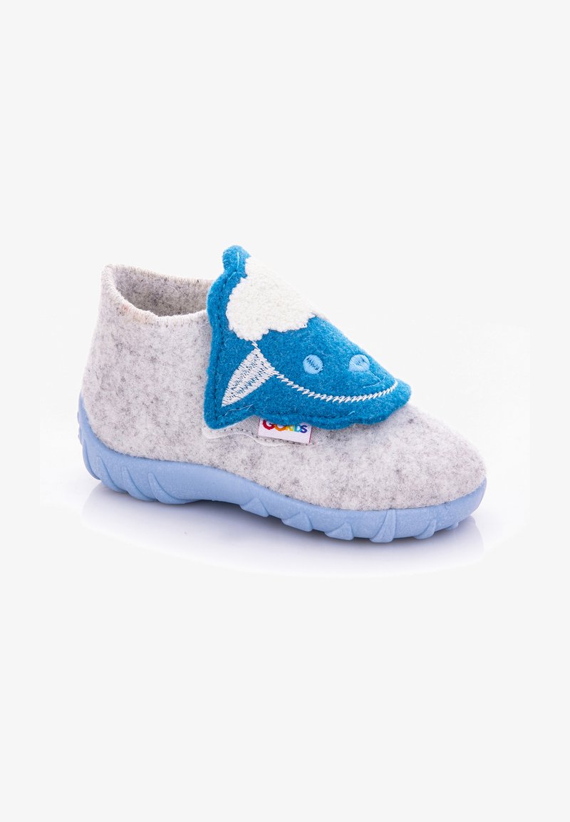 Szare filcowe kapcie z niebieskim akcentem w kształcie wieloryba. Niebieska gumowa podeszwa, miękka tekstura i wysokość do kostki dla komfortu i ciepła.