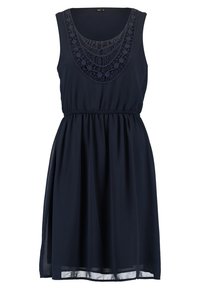 Marinblå ärmlös klänning med en texturerad broderad halsringning, elastisk midja och A-linjesilhuett, tillverkad av lätta material.